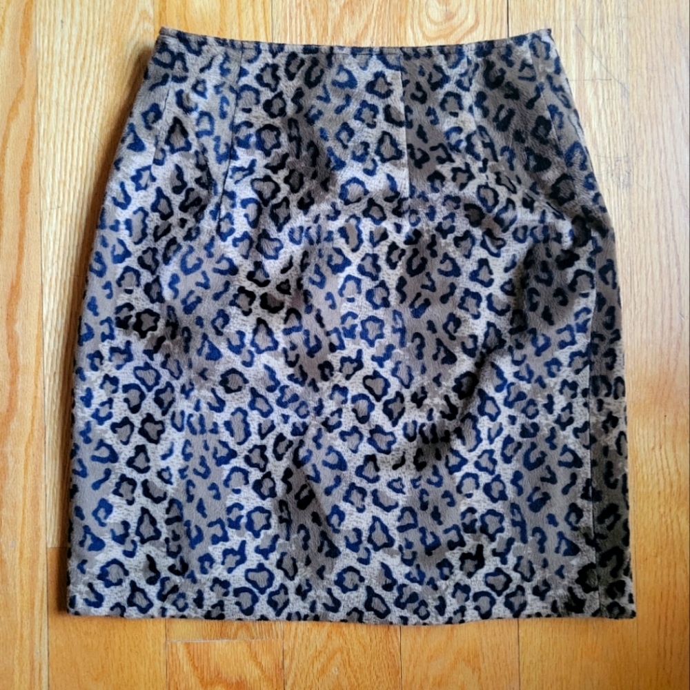 Sexy leopard print faux fur mini pencil skirt with flattering booty darts